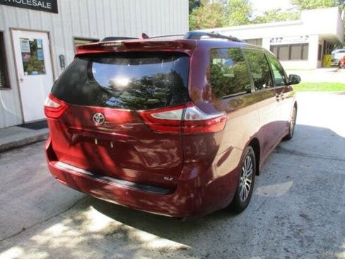 Used 2018 Toyota Sienna XLE image 5