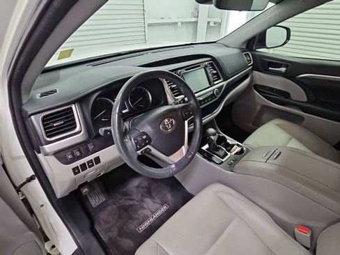Used 2017 Toyota Highlander Limited FWD image 12