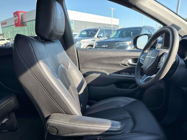 Used 2025 Chrysler Pacifica Select FWD image 14
