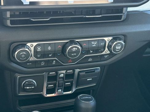 New 2025 Jeep Gladiator Sport AWD/4WD image 16