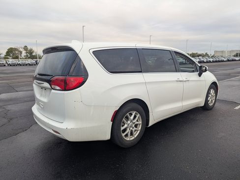 Used 2017 Chrysler Pacifica LX image 6