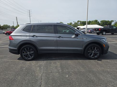 Used 2024 Volkswagen Tiguan SE FWD image 3