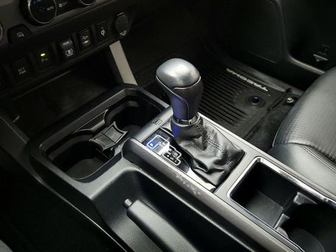 Used 2018 Toyota Tacoma TRD Sport image 16