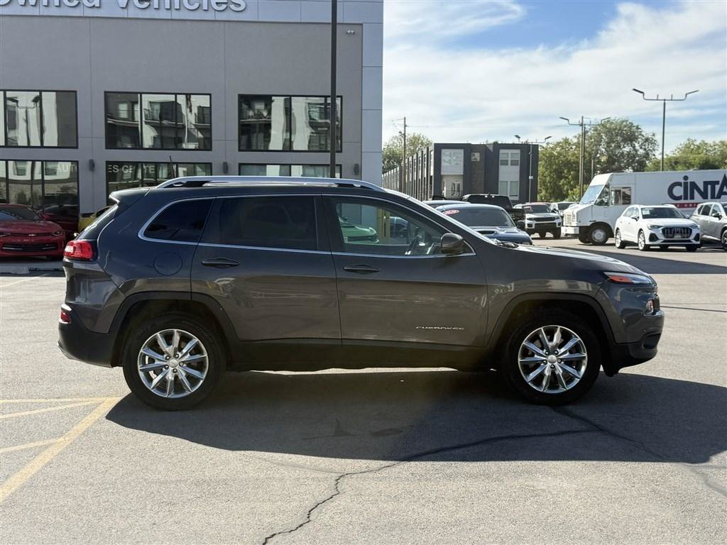 Used 2017 Jeep Cherokee Limited AWD/4WD image 8