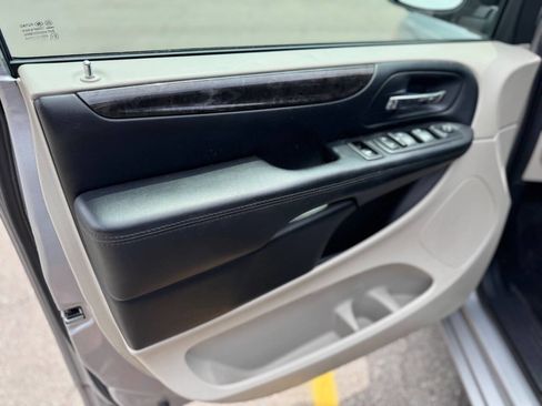 Used 2016 Dodge Grand Caravan SXT image 9