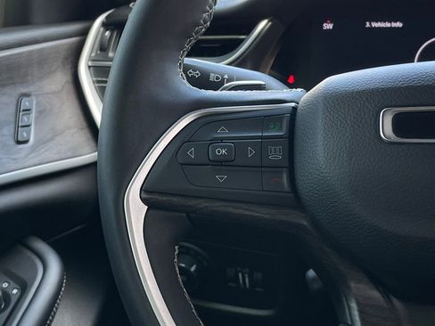 Used 2024 Jeep Grand Cherokee Limited w/ Luxury Tech Group II image 14