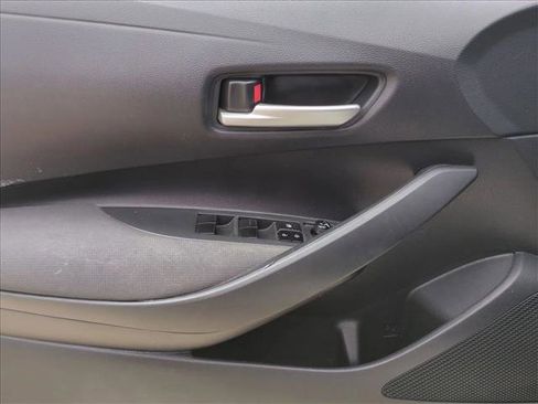 Used 2020 Toyota Corolla LE image 12