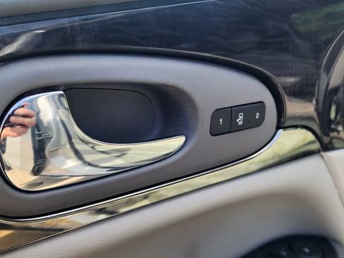 Used 2017 Buick Enclave Leather FWD image 12
