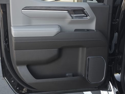 Used 2024 GMC Sierra 1500 SLT w/ SLT Premium Plus Package image 32