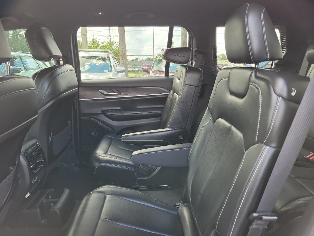 Used 2024 Jeep Grand Cherokee L Limited w/ Black Appearance Package AWD/4WD image 12