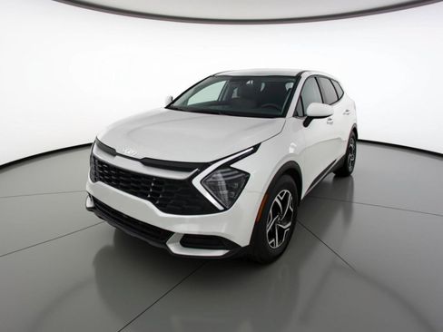 Used 2025 Kia Sportage LX image 2