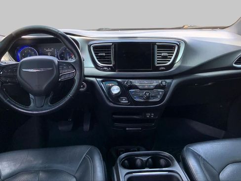 Used 2019 Chrysler Pacifica Touring-L w/ S Appearance Package FWD image 16
