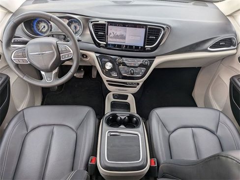 Certified 2024 Chrysler Pacifica Touring-L image 25