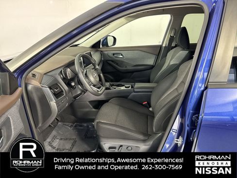 Used 2022 Nissan Rogue SV image 4