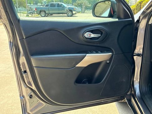 Used 2018 Jeep Cherokee Latitude w/ Altitude Package FWD image 17