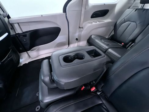 Used 2018 Chrysler Pacifica Touring-L Plus FWD image 39