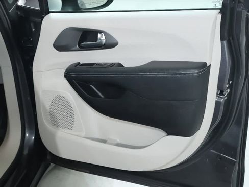 Used 2023 Chrysler Pacifica Touring-L image 32