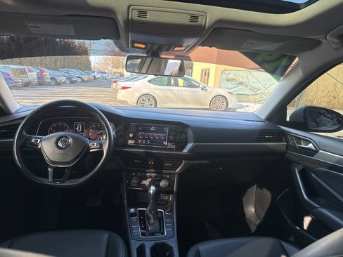 Used 2019 Volkswagen Jetta SE w/ Cold Weather Package image 3