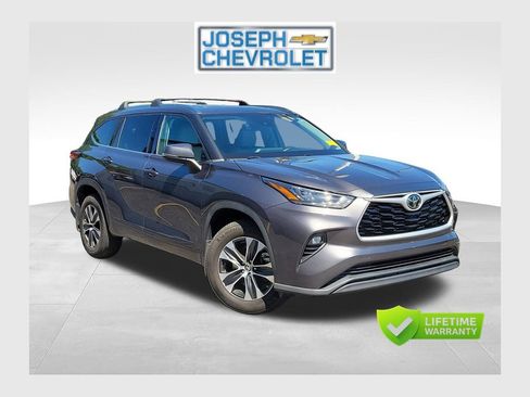 Used 2020 Toyota Highlander XLE AWD/4WD image 1