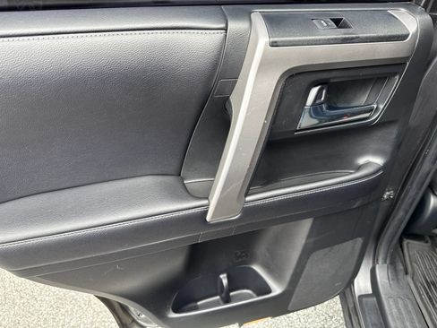 Used 2017 Toyota 4Runner SR5 AWD/4WD image 14
