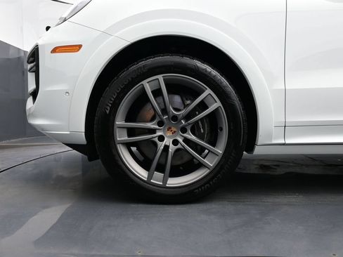Certified 2025 Porsche Cayenne AWD/4WD image 6