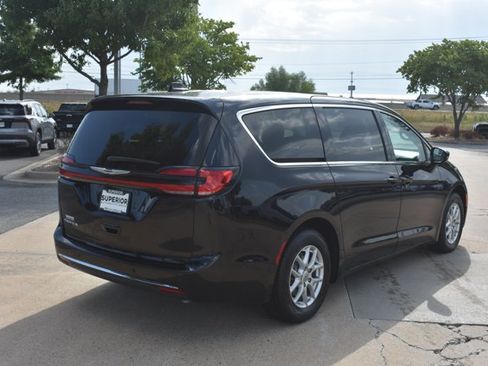 Used 2024 Chrysler Pacifica Touring-L FWD image 5