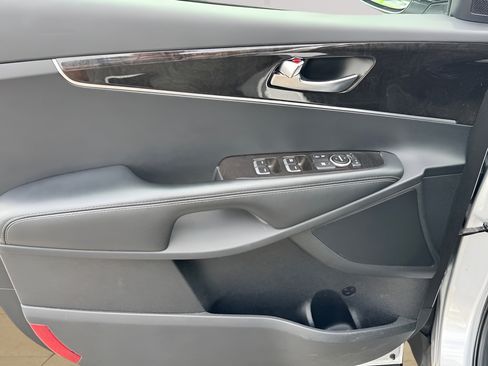 Used 2017 Kia Sorento FWD image 25