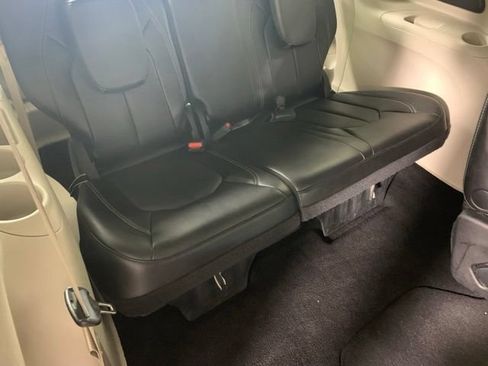 Used 2024 Chrysler Pacifica Touring-L FWD image 7