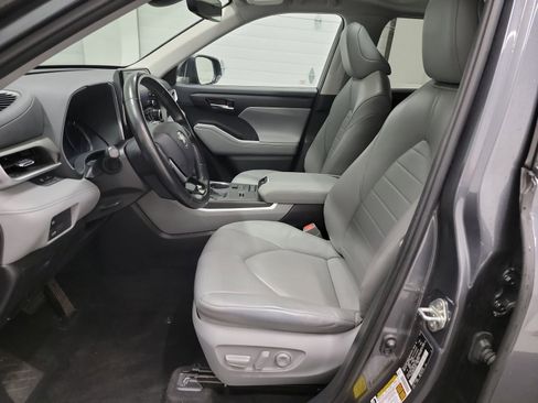 Used 2020 Toyota Highlander XLE AWD/4WD image 12