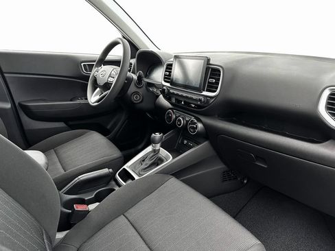 Used 2025 Hyundai Venue SE FWD image 17