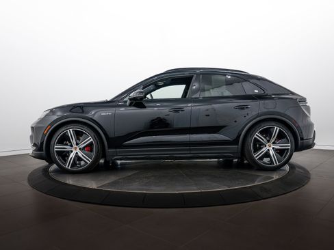 Certified 2025 Porsche Macan 4S Electric AWD/4WD image 2