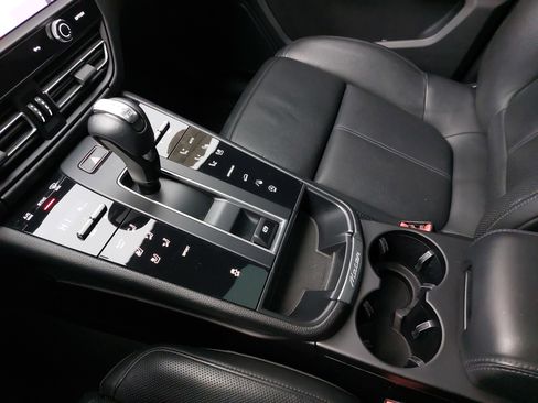 Used 2022 Porsche Macan w/ Premium Package Plus image 27