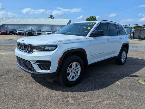 Used 2023 Jeep Grand Cherokee Laredo RWD image 8