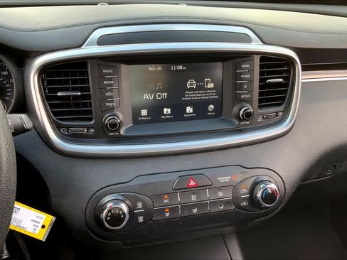 Used 2020 Kia Sorento LX V6 image 6