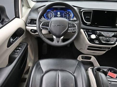 Used 2023 Chrysler Pacifica Touring-L FWD image 20