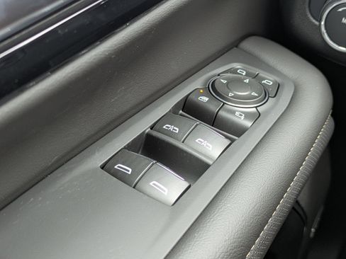 New 2025 Chevrolet Suburban Premier image 27