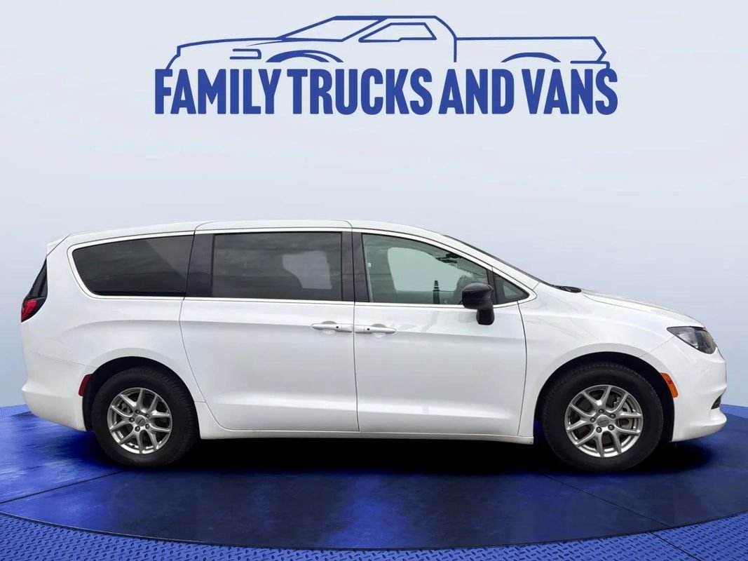 Used 2024 Chrysler Voyager LX FWD image 6