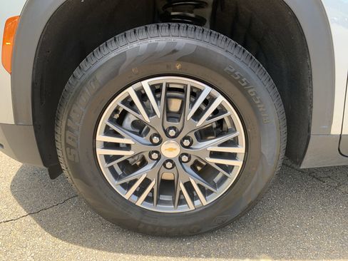 Used 2025 Chevrolet Traverse LT FWD image 56