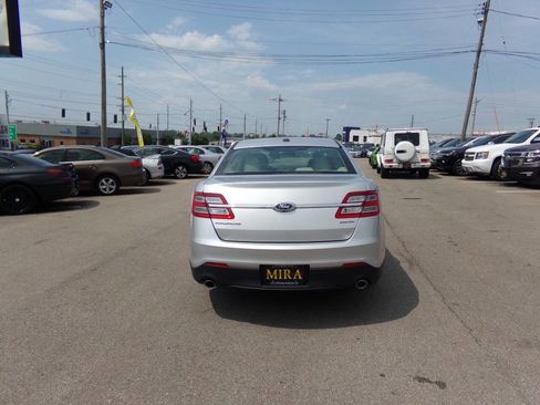 Used 2016 Ford Taurus SE image 4