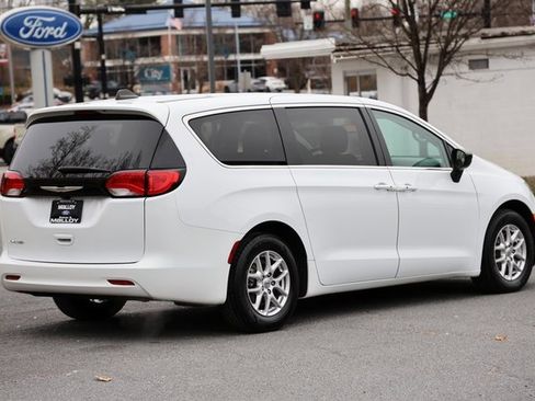 Used 2024 Chrysler Voyager LX image 4