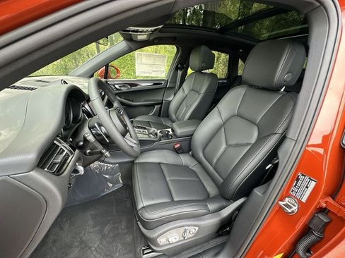 Certified 2025 Porsche Macan AWD/4WD image 5