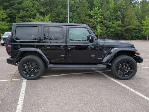 Used 2022 Jeep Wrangler Unlimited Sahara AWD/4WD image 3