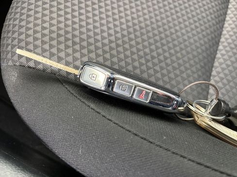 Used 2025 Kia Soul LX w/ LX Technology Package FWD image 21