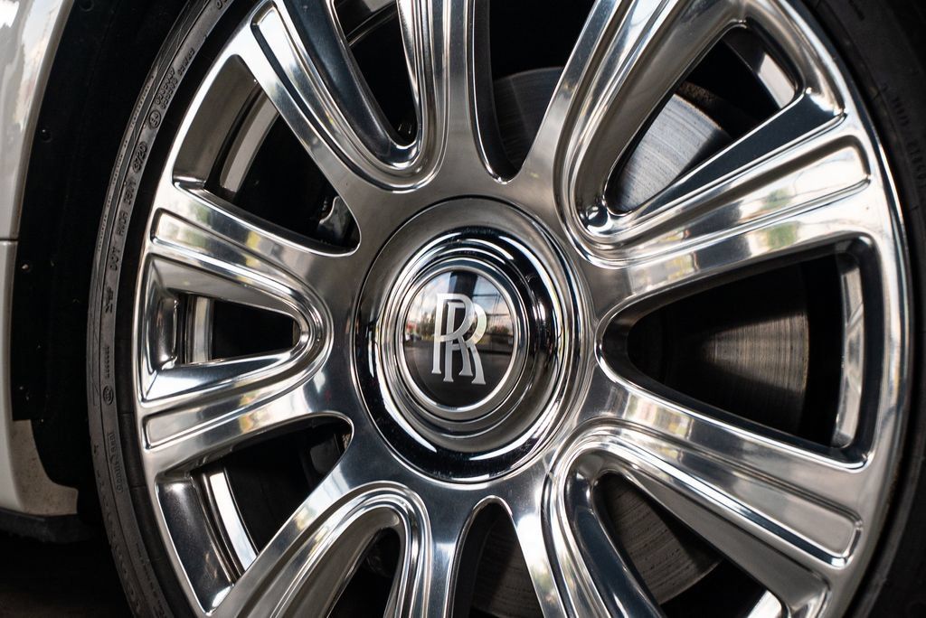 Used 2016 Rolls-Royce Dawn RWD image 16
