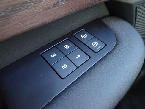 New 2025 Land Rover Discovery Dynamic SE image 32