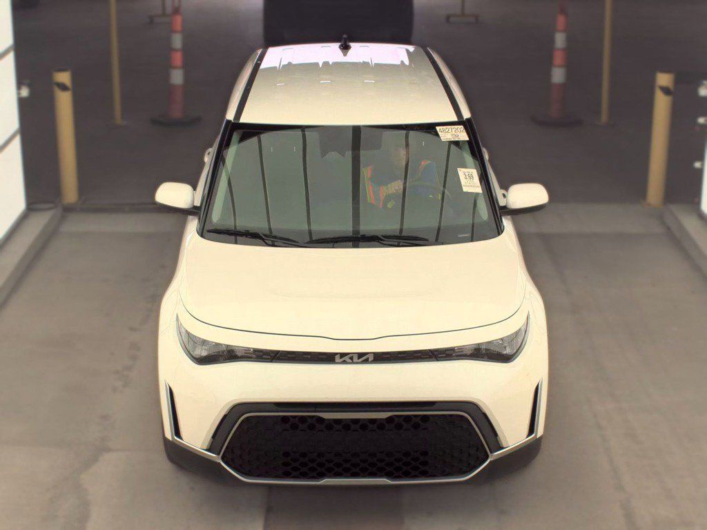 Used 2025 Kia Soul LX w/ LX Technology Package FWD image 4