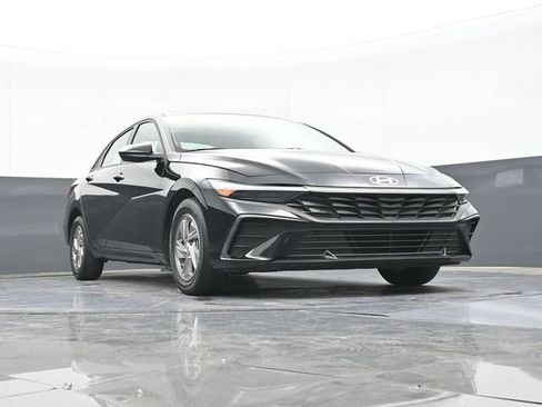 Used 2025 Hyundai Elantra SE FWD image 53