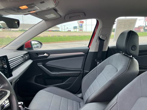 Used 2025 Volkswagen Jetta SE FWD image 10