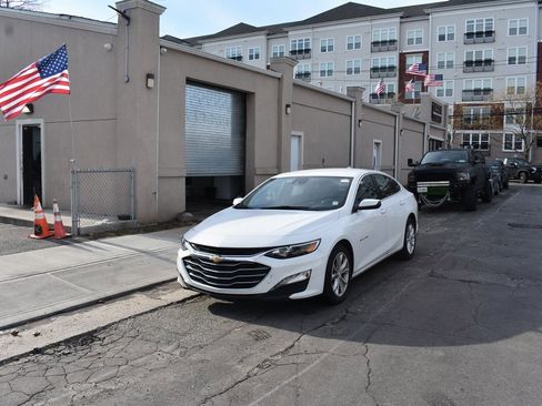 Used 2024 Chevrolet Malibu LT image 2