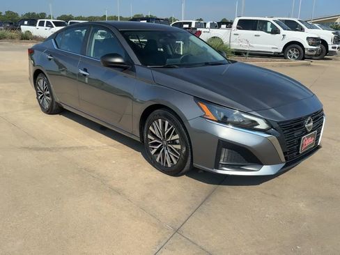 Used 2024 Nissan Altima 2.5 SV image 3